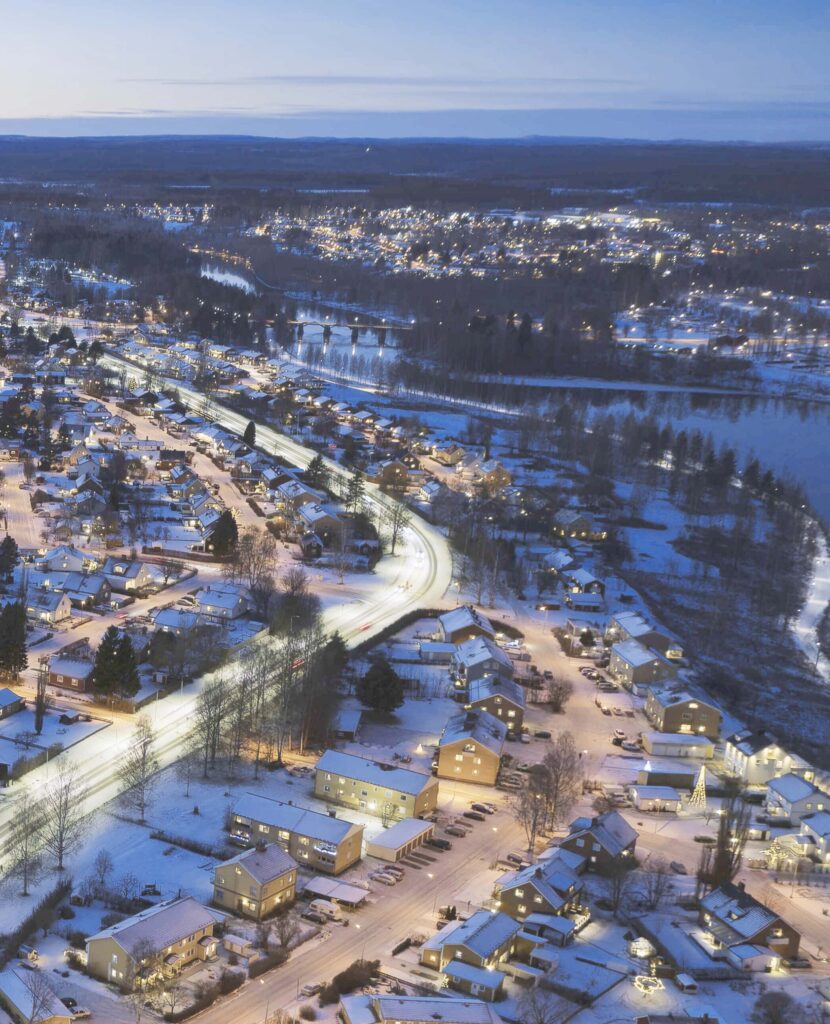 Flygbild över vintrigt samhälle