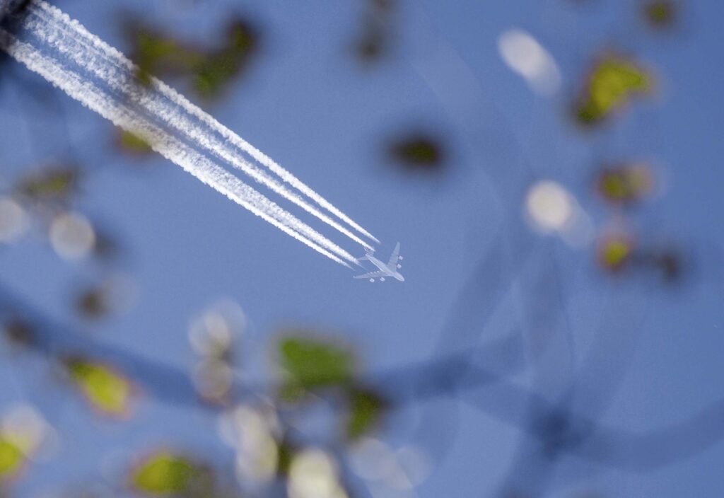 Himmel med ett flygplan