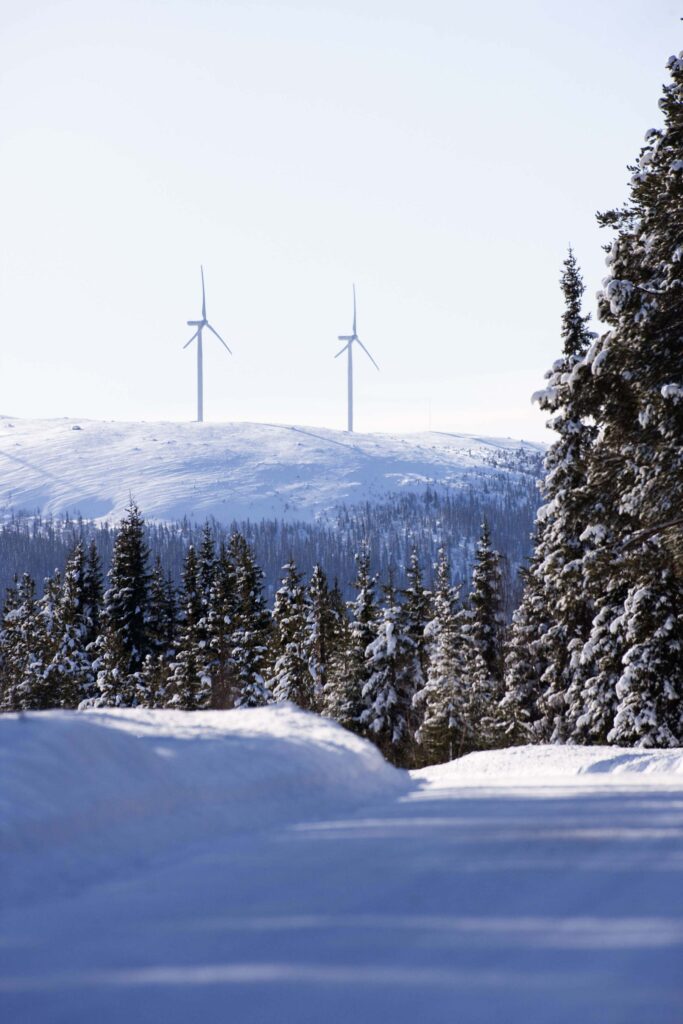 Vinterbild med två vindkraftverk